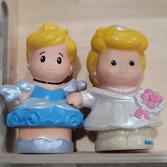 Fisher Price Little People Cinderella Ball dress and Wedding dress - Picture 8 of 8